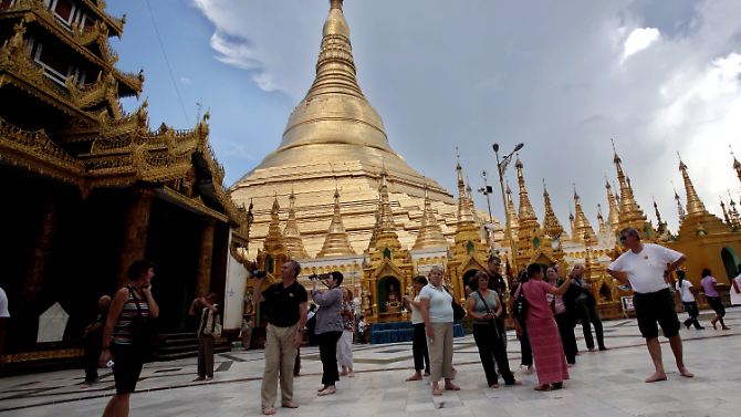 Touristen an der Shwedagon-Pagode in Yangon (Rangun).