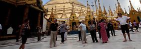 Touristen an der Shwedagon-Pagode in Yangon (Rangun).