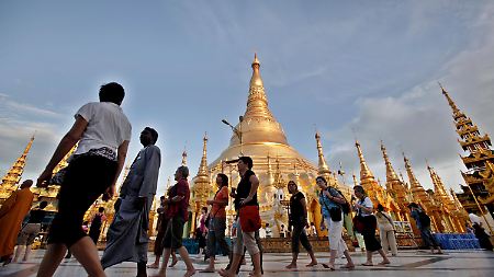 Touristen bein Besuch der Shwedagon-Pagode in Yangon.