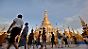 Touristen bein Besuch der Shwedagon-Pagode in Yangon.