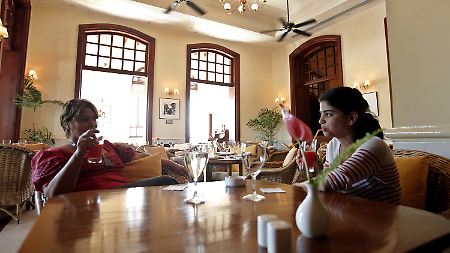 Touristen im Cafe des "Strand"-Hotels in Yangon.