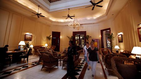 Touristen in der Lobby des Hotels "Strand" in Yangon. Neben dem "Governor's Residence" ist es das einzige Luxushotel der ehemaligen Hauptstadt.