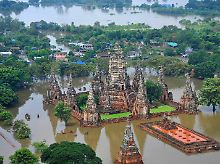 Die berühmten Tempel in Ayutthaya stehen unter Wasser.