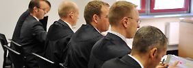 Marsch durch die Instanzen ohne Erfolg: Rechtsanwälte der Investmentbanker Mitte Oktober 2009 vor dem Frankfurter Arbeitsgericht.