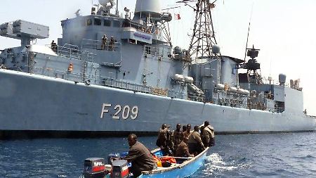 Marinesoldaten der Fregatte "Rheinland-Pfalz verfolgen im Golf von Aden ein Boot mit Piraten (Archivbild vom 03.03.2009). 