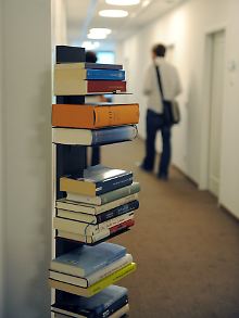 ... im Flur: überall Bücher.