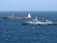 Begleitet von der Fregatte "Brandenburg" der Deutschen Marine ist das Handelsschiff "Hansa Stavanger" (hinten) unterwegs im Indischen Ozean zum kenianischen Hafen Mombasa (Archivbild vom 04.08.2009).