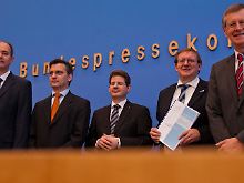 Herbstgutachter in der Bundespressekonferenz (von links): Klaus Abberger (Ifo-Institut), Torsten Schmidt (RWI), Oliver Holtemoeller (IWH), Roland Doehrn (RWI) und Joachim Scheide (IWF Kiel).