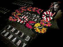 Blumen für die Opfer des Massenmordes in der Jerusalemer Gedenkstätte Jad Vaschem.