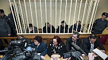 Während des ersten Prozesses: die Angeklagten hinter Gittern im Saal.