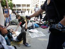 Ein Polizist geht in San Diego gegen Demionstranten vor.