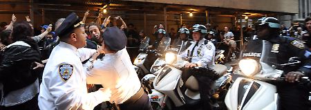 Ein Polizist schlägt in New York einen Demonstranten.