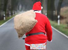 Beim Einkauf muss der Weihnachtsmann darauf achten, dass ein Umtausch des Geschenks möglich ist.