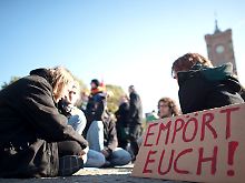 Demonstranten versammeln sich vor dem Roten Rathaus in Berlin.