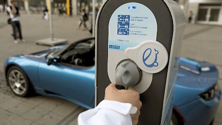 Strom von der Säule: Die Bundesregierung will die Elektrifizierung der Antriebe fördern.