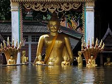 Auch diese Buddhas sind von Fluten umspült.