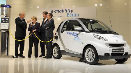 Politiker sonnen sich gerne im Schein der innovativen Elektroautos. 