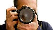 Fotografieren ist nicht immer so leicht, wie es aussieht - die Ausbildung zum Fotografen wurde gerade neu geregelt. (Bild: dpa/tmn)