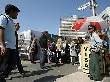 Touristen am Checkpoint Charlie.