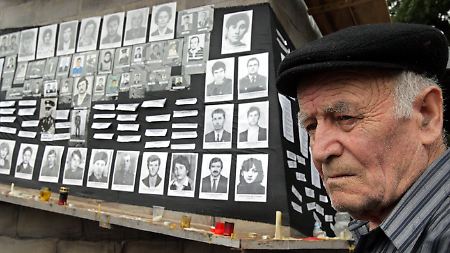 Ein Südossete steht vor den Fotos von Opfern des Südkaukasus-Konflikts.