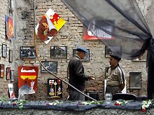 Zwei Männer schauen sich in dem neu eröffneten "Völkermord"-Museum in Zchinwali um.