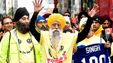 Fauja Singh kurz nach seinem Zieleinlauf in Toronto.
