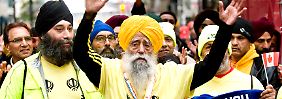 Fauja Singh kurz nach seinem Zieleinlauf in Toronto.