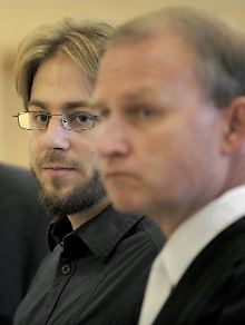 Der Angeklagte Fritz Gelowicz (Mitte) zwischen seinen Anwälten Dirk Uden (links) und Hannes Linke im Verhandlungssaal des Oberlandesgerichtes in Düsseldorf.