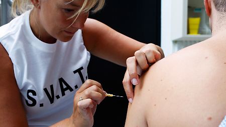 Auch in anderen Ländern wird getestet: eine belgische Krankenschwester injiziert einem Probanden in Antwerpen einen Impfstoff.
