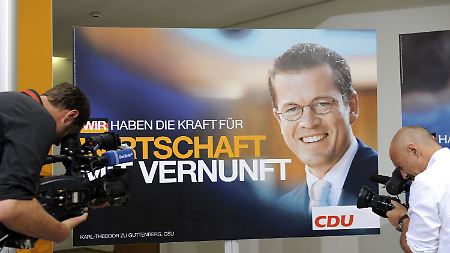 Das CDU-Wahlplakat für die bevorstehende Bundestagswahl zeigt Bundeswirtschaftsminister Karl-Theodor zu Guttenberg neben dem Slogan "Wir haben die Kraft für Wirtschaft mit Vernunft".
