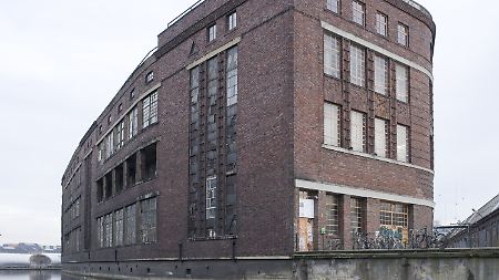 Das ehemalige Werkstattgebäude am Flutgraben vom Kreuzberger Ufer aus. 