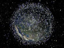 Umgeben von Schrott: unser Planet Erde.