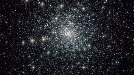 Die Hubble-Aufnahme zeigt "Blaue Nachzügler" im Kugelsternhaufen Messier 30 des Sternbildes Steinbock.