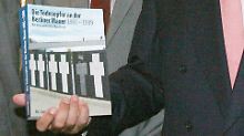 Der Leiter der Stiftung Berliner Mauer, Klausmeier, und Kulturstaatsminister Neumann präsentierten die Dokumentation.