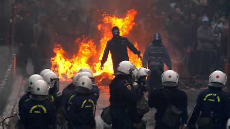 Auge in Auge stehen sich Demonstranten und Polizisten auf dem Syntagma-Platz gegenüber.