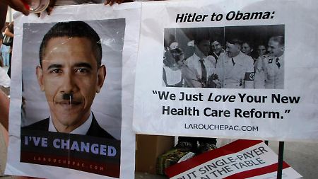 Jenseits aller Sachlichkeit: Demonstranten vergleichen Obama mit Hitler, weil seine Gesundheitsreform angeblich aus Nazi-Deutschland stamme.