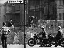 Mauerbau an der Bernauer Straße im August 1961.