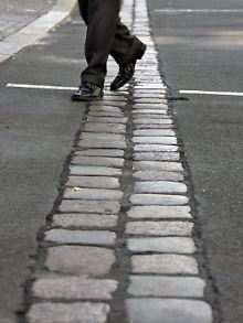 In Berlin erinnert eine Pflastersteinreihe an den ehemaligen Verlauf der Mauer. 