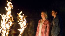 Mariana und Santiago vor einem Feuer aus brennenden Kakteen: Eine selbst zugefügte Brandwunde soll sie immer an diese Nacht erinnern.