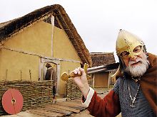 Ein Mann in historischer Wikinger-Rüstung in Haithabu.