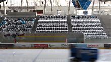 Kurz nach der Grundsanierung mussten die Sitztribünen des Augsburger Eisstadions ausgetauscht werden. Die Zuschauer sahen nichts vom Spiel. 