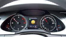 Die Schaltanzeige ist optisch sehr nett gelöst. Durch die Farben lenkt springt sie schneller ins Auge und lenkt weniger vom Geschehen auf der Fahrbahn ab.
