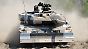 Ein Leopard-2-Kampfpanzer auf einem Testgelände.