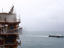 Die Taucher sollten eine Unterwasser-Pipeline untersuchen.