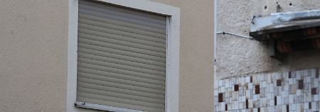 Ein verdunkeltes Fenster der Wohnung, in dem Sarah mit ihren Eltern gewohnt hat.