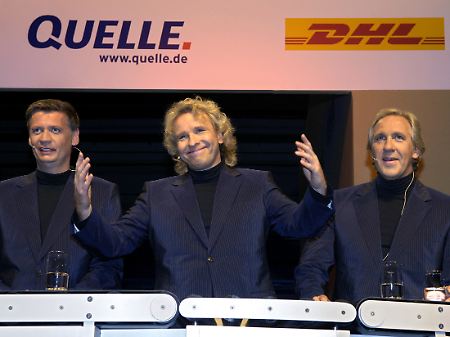 Verbindungen bis ins Marketing: Im Jahr 2005 warben Günther Jauch, Thomas und Christoph Gottschalk (von links) in einer gemeinsamen Werbekampagne unter dem Motto "Milliardenfieber rund um das Milliardenpaket" für DHL und Quelle (Archivbild).