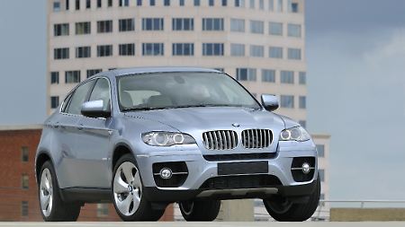 Der stärkste Hybrid der Welt: Für satte 25.000 Euro Aufpreis kann der geneigte X6-Fahrer auch elektrisch vorankommen.