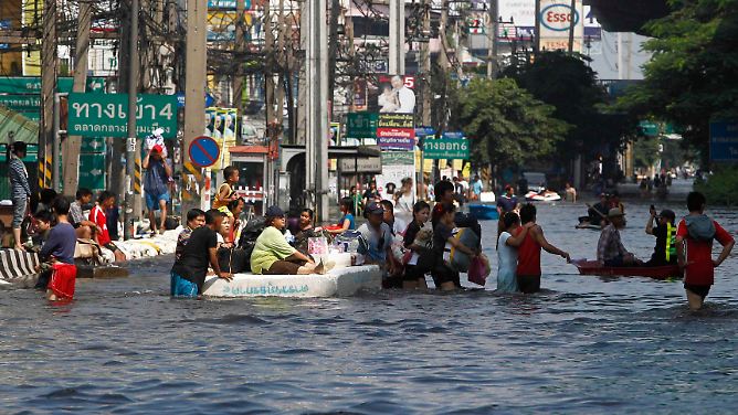 "Wie ein Tsunami in Zeitlupe": Thailand im Griff der Fluten 
