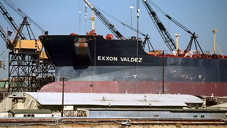 Der Tanker Exxon Valdez bei Reparaturarbeiten im Hafen von San Diego/Kalifornien (1989).