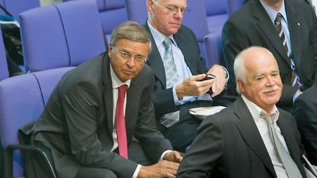 Zwei der Kritiker: Wolfgang Bosbach von der CDU (links) und Peter Gauweiler, CSU.